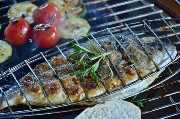 Manger un poisson grillé en terrasse d'un restaurant Le Tampon - LE LONG BOARD