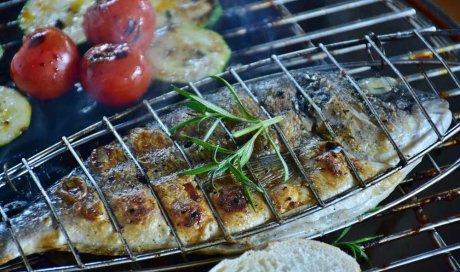 Manger un poisson grillé en terrasse d'un restaurant Le Tampon - LE LONG BOARD